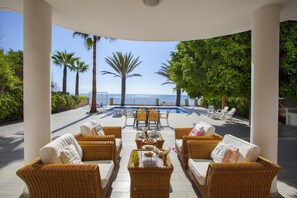 Villa | 5 bedrooms - Sunset Beachfront Villa Meneou (Larnaca)