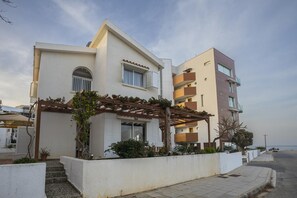 Situated on a paved street, this two-story building offers a balcony with a view of the sea.