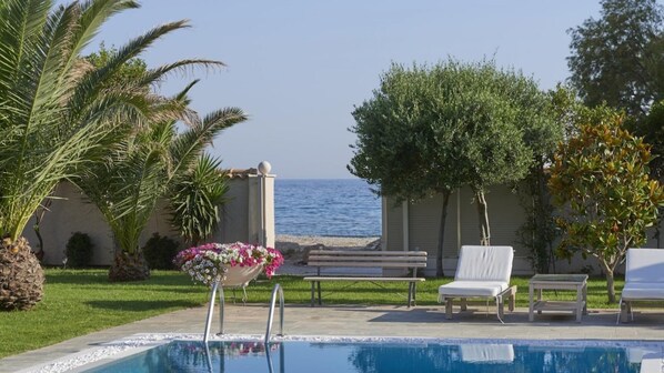 Villa | 4 bedrooms - Luxury 4 Bdrm Villa With Pvt Pool on the Beach (Saronikos)
