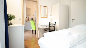 A hotel room with a bed, a desk, a chair, and a wardrobe. - Living Eden - TOP 1 in Zell am See (Zell am See)