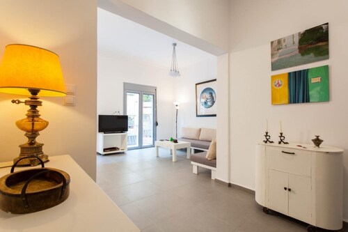 Renovated 2025 4 Bdr House Near Acropolis - New Beds Terrace Green Yard