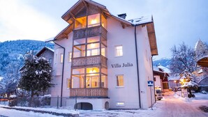 A multi-story building with a balcony and a sign reading "Villa Julia". - Lake View Suites Villa Julia - Terrace Suite (Zell am See)