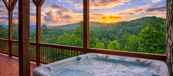 Large Mountaintop Cabin sleeps 16! Blue Ridge Mountain Views & Wraparound Deck