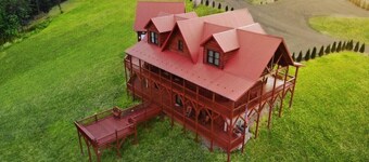 Private Large Mountaintop Cabin w/ wraparound deck