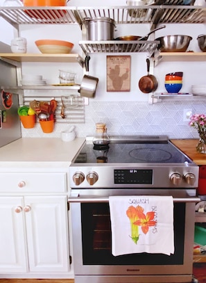 Refrigerador, microondas, horno y parrilla de estufa