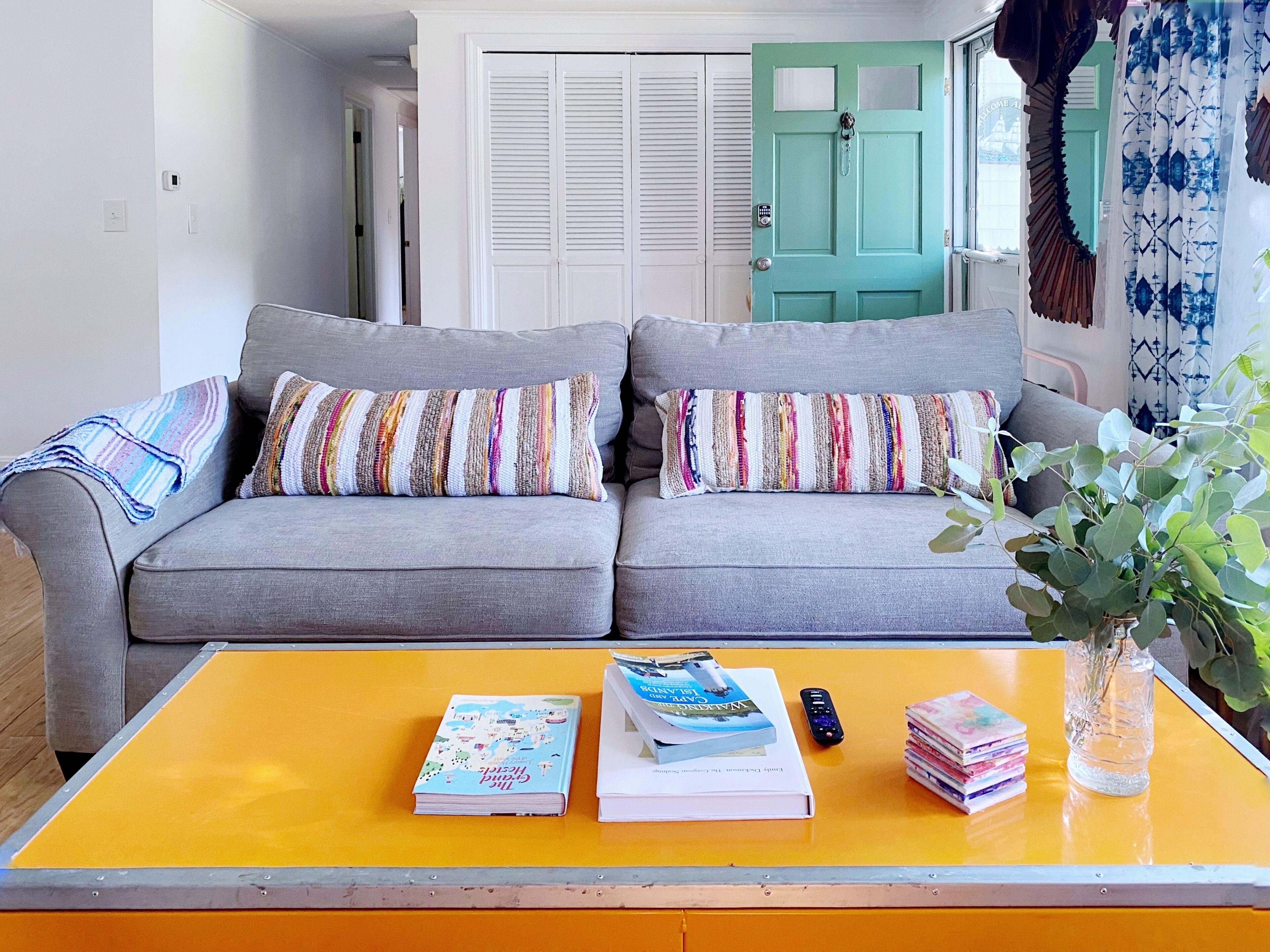 Smart-TV, Bücher, Stereoanlage