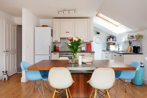 2 bedrooms, Internet - Suntrap Serenity in London (London)