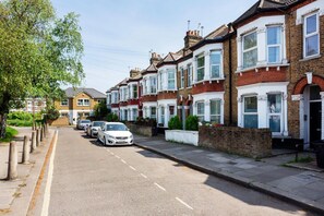 2 bedrooms, Internet - Suntrap Serenity in London (London)