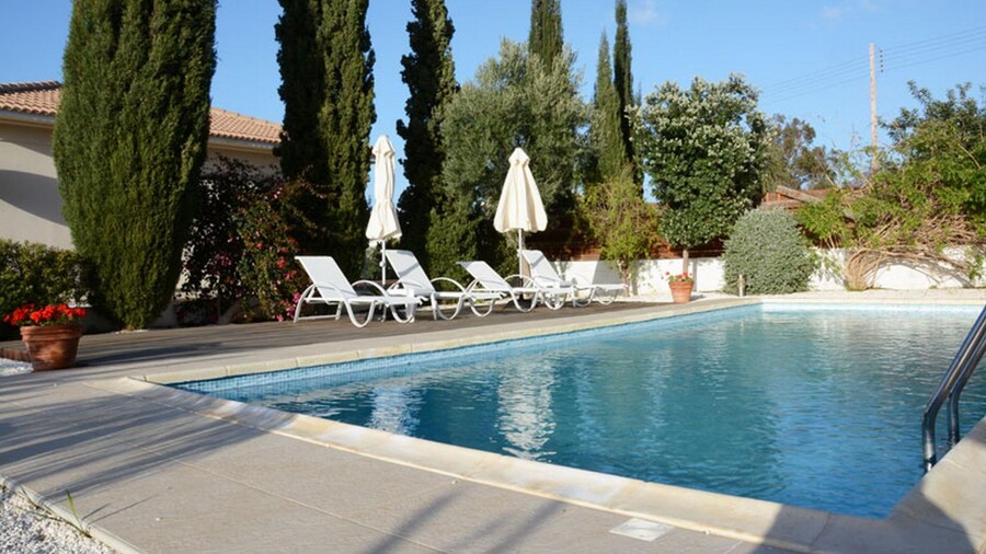 Carob Tree Villa in Latsi