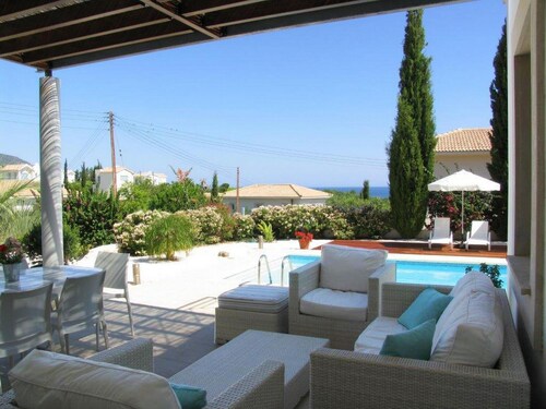 Carob Tree Villa in Latsi