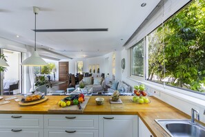 Villa | 4 bedrooms, soundproofing - Larnaca Villa Marisol (Kiti)