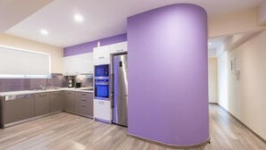 Een moderne keuken met roestvrijstalen apparatuur, een inbouwoven en een vaatwasser.