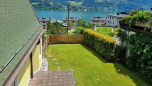 Una zona residenziale con vista su un lago e montagne.