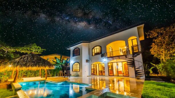 A modern house with a swimming pool, large windows, and a balcony. - Casa 48· Poolside Relaxing Retreat Near the Beach (Esterillos Este)