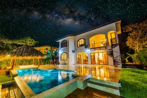 A modern house with a swimming pool, large windows, and a balcony. - Casa 48· Poolside Relaxing Retreat Near the Beach (Esterillos Este)