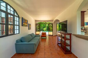 Smart TV, books - Casa 48· Poolside Relaxing Retreat Near the Beach (Esterillos Este)