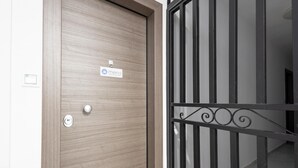 A wooden door with a "meno" sign and a keyhole. - Hip And Fun in Athens Apt A (Athens)