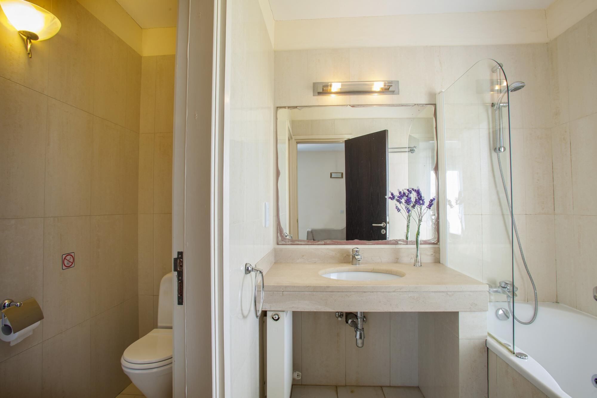 Ein modernes Badezimmer mit Toilette, Waschbecken und Dusche.
