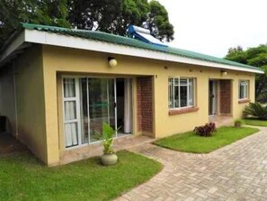 House | 2 bedrooms - 2 Bedroomed Apartment With En-suite and Kitchenette - 2066 (Harare)
