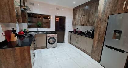 Immaculate 3 Bedroomed Guesthouse in Ilanda - 2041