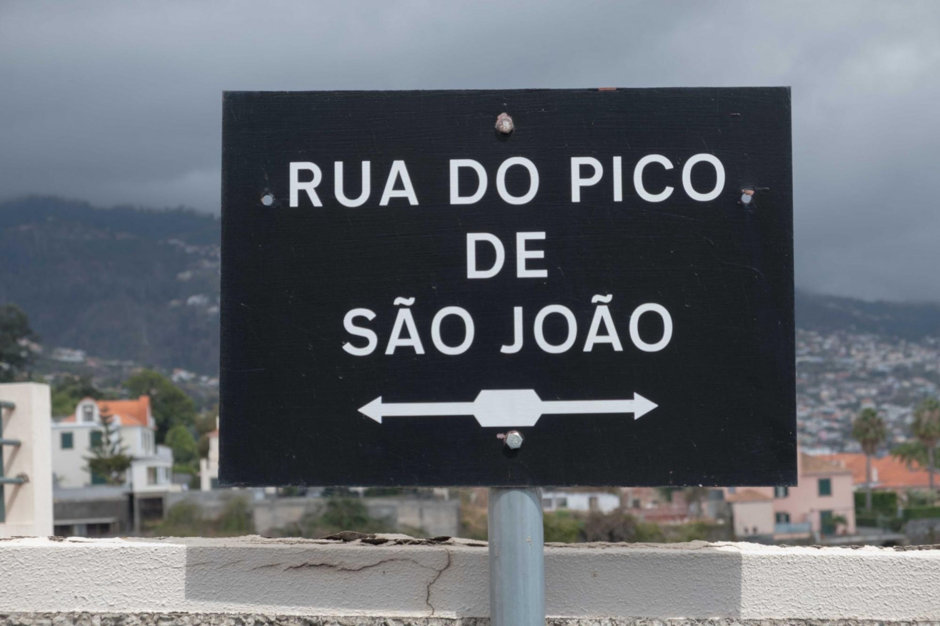 Een richtingsbord voor Rua do Pico de São João.