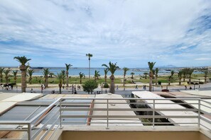 A rooftop terrace with a view of a beach and palm trees. - George s Poet Maisonette (Rethymno)