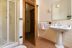 Een douche, een haardroger, een bidet, handdoeken