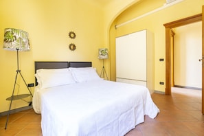 2 habitaciones, tabla de planchar con plancha y ropa de cama 