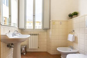 Douche, sèche-cheveux, bidet, serviettes fournies