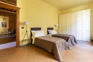 2 bedrooms, iron/ironing board, bed sheets