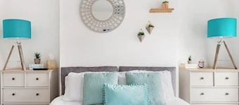 Secret Courtyard Cottage Within Chester City Walls - 5 Min Walk to Racecourse