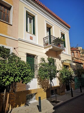 House - Psyri Neoclassical House w Yard - Free Parking (Athens)