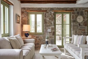 Villa | 6 bedrooms - Spacious 6 Bdrm Stone Villa With Pool (Serifos)