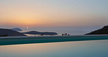 Spacious 6 Bdrm Stone Villa With Pool