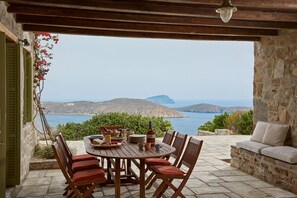Villa | 6 bedrooms - Spacious 6 Bdrm Stone Villa With Pool (Serifos)