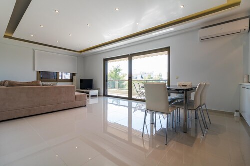 Amazing 2 Bdrm Sea View Holiday Apt