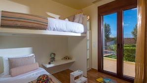 Dormitorio con literas y ventana al exterior.
