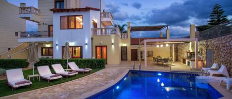 Villa | 2 bedrooms, in-room safe, soundproofing