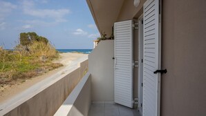 A balcony with a view of the beach and ocean. - Myra Mare White Suite by Estia (Heraklion)