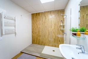 Shower, hair dryer, towels, soap - S5 ABC Apartahotel en Valencia (Valencia)