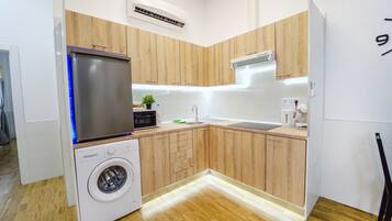 Frigorífico pequeño, microondas, placa de cocina y hervidor eléctrico