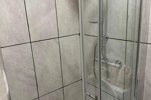 Shower, towels - 1-bed - Sleeps 2 - Acton Park & Stn Close (London)