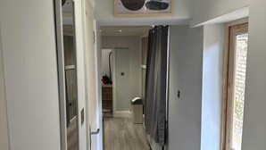 Interior - 1-bed - Sleeps 2 - Acton Park & Stn Close (London)