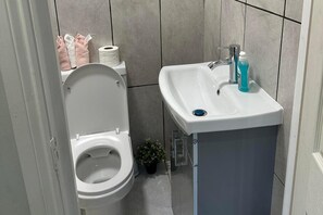 Shower, towels - 1-bed - Sleeps 2 - Acton Park & Stn Close (London)