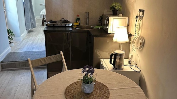 Fridge, microwave, oven, stovetop - 1-bed - Sleeps 2 - Acton Park & Stn Close (London)