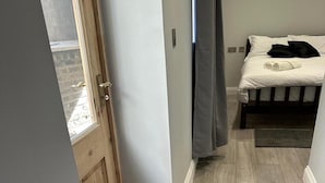 1 bedroom, iron/ironing board, WiFi (free), bed sheets - 1-bed - Sleeps 2 - Acton Park & Stn Close (London)