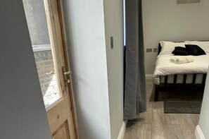 1 bedroom, iron/ironing board, free WiFi, bed sheets - 1-bed - Sleeps 2 - Acton Park & Stn Close (London)