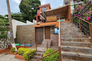 Fachada de la propiedad