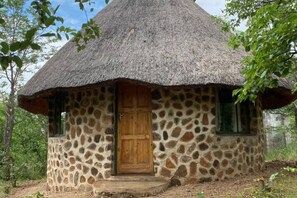 Apartment, Accessible - Charming Bush Chalet 4 on This World Renowned Eco Site 40 Minutes From Vic Falls Fully Catered Stay - 1984 (Victoria Falls)