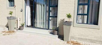 Contemporary 2 bed in Suburbs - 2080